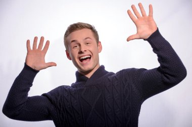 Mutlu genç adam şaşırtıcı arıyorsunuz