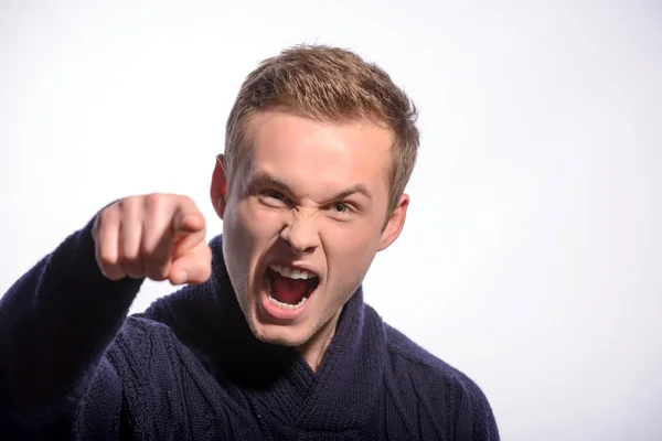 Imagen de un joven furioso gritando — Foto de Stock