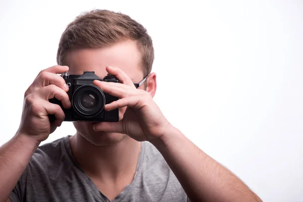 Ung vacker man med fotokamera — Stockfoto