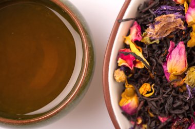 Çiçekli çay kompozisyon üzerinde beyaz izole