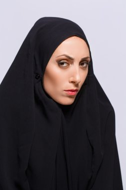 Kameraya bakarak güzel Müslüman kadın
