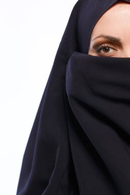 Kameraya bakarak güzel Müslüman kadın