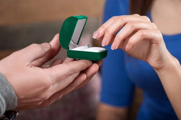 Joven hombre y mujer comprometidos — Foto de Stock