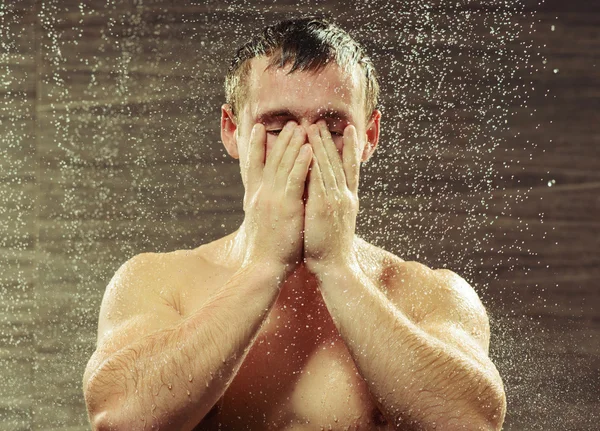 Guapo joven tomando una ducha —  Fotos de Stock