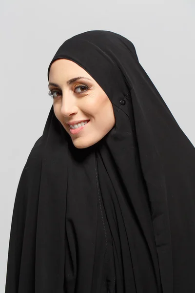 Vackra muslimsk kvinna tittar på kameran — Stockfoto