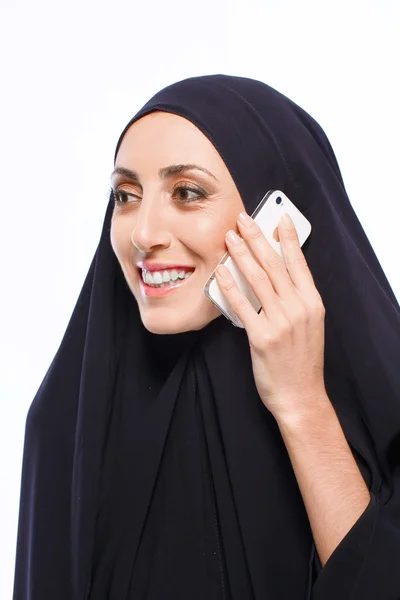 Όμορφη μουσουλμανική γυναίκα, κρατώντας ένα κινητό τηλέφωνο — Φωτογραφία Αρχείου
