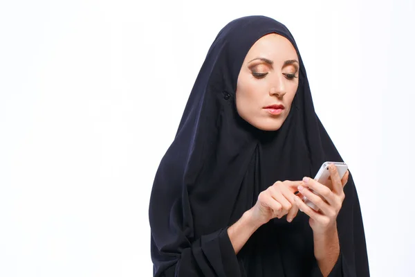 Beautiful Muslim woman holding a cellphone — Stock Photo, Image