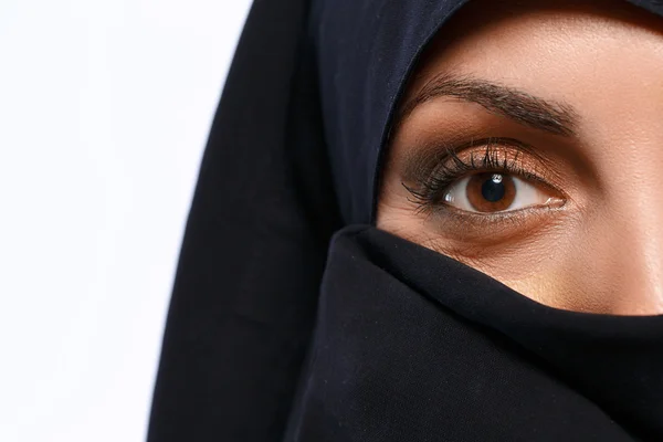 Mulher muçulmana bonita olhando para a câmera — Fotografia de Stock