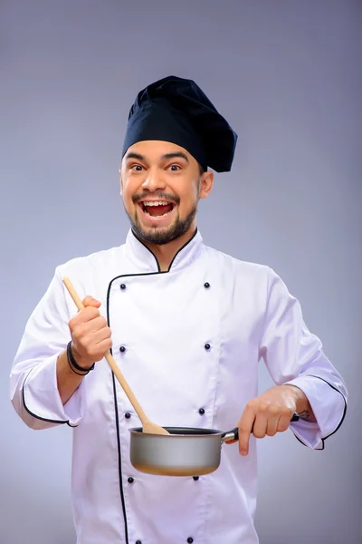 Retrato del joven guapo cocinero —  Fotos de Stock