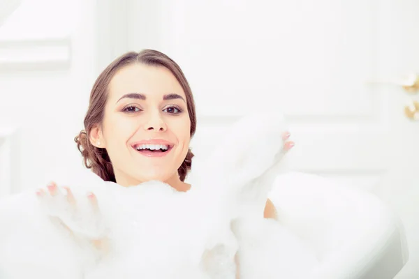 Schöne junge Frau beim Baden — Stockfoto