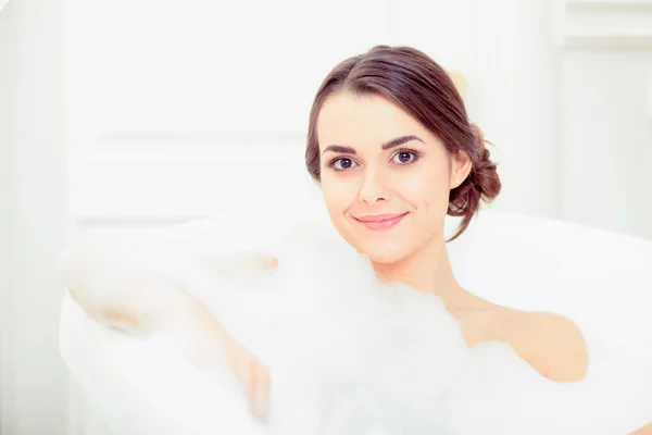 Bella giovane donna che fa il bagno — Foto Stock