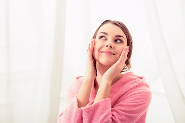 Mujer preparándose para tomar un baño — Foto de Stock