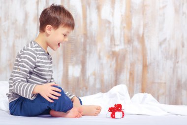 Küçük çocuk bir doğum günü hediyesi bulmak