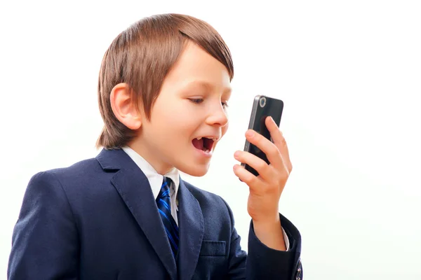 Bambino in posa con il cellulare — Foto Stock