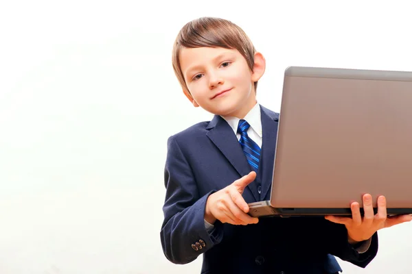 Niño de negocios con traje y corbata posando con portátil — Foto de Stock