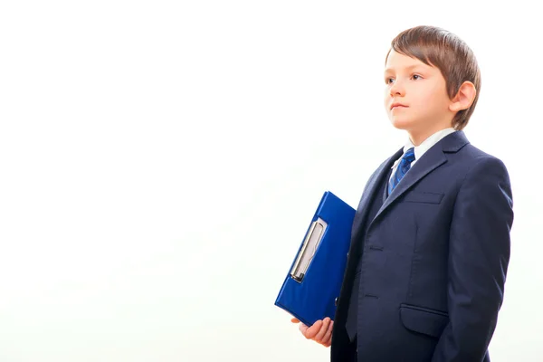 Business kind in pak en stropdas poseren met een Klembord — Stockfoto