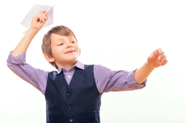 Мальчик держит бумажный самолет — стоковое фото