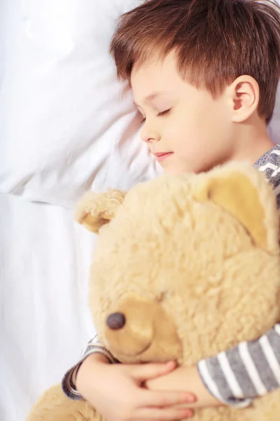 Portret van een jongen slaapt met teddy bear — Stockfoto