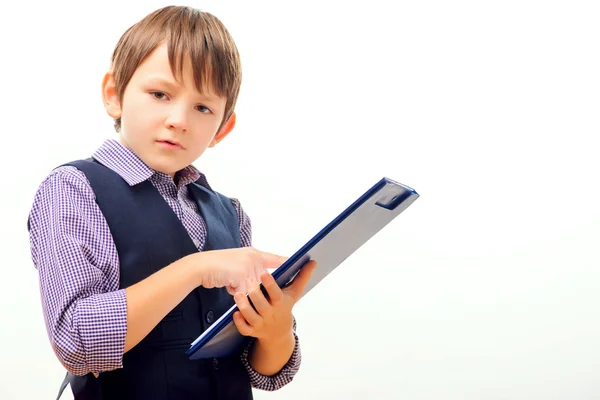 Niño de negocios posando con un portapapeles —  Fotos de Stock