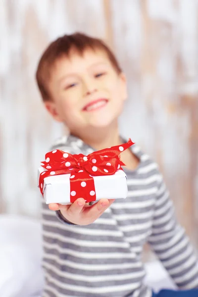 Pequeño niño estirando un regalo de cumpleaños — Foto de Stock