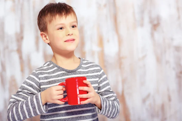 Porträtt av pojke med en kopp — Stockfoto