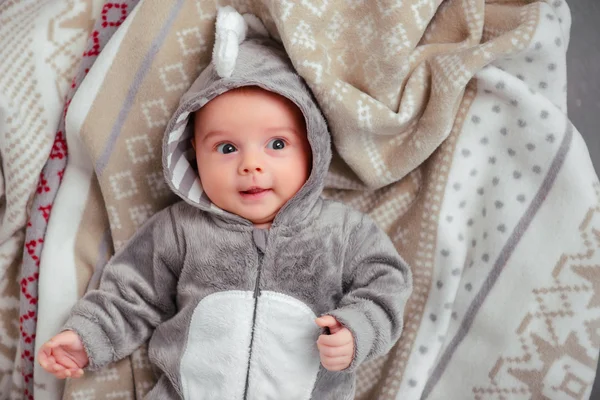 Bebé adorável em um terno engraçado — Fotografia de Stock