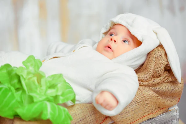 Adorable bebé en un divertido traje de conejito — Foto de Stock