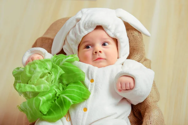 Adorable bebé en un divertido traje de conejito — Foto de Stock