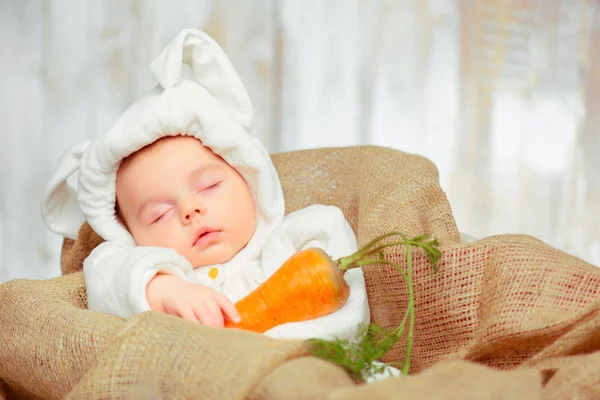 Bedårande liten baby i en funny bunny bodysuit — Stockfoto