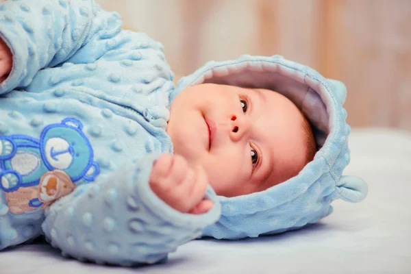 Bebé adorável em um bodysuit azul — Fotografia de Stock