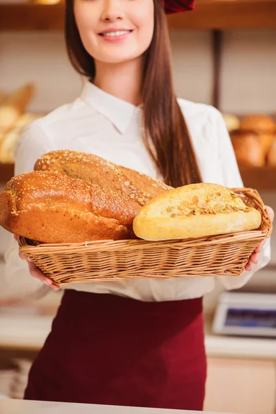 Beautiful young woman at bakers shop — Stock Photo, Image