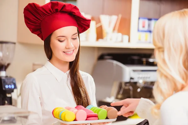 Hermosas mujeres jóvenes en una confitería — Foto de Stock