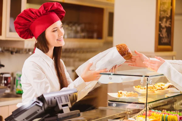 Schöne junge Frau in einer Bäckerei — Stockfoto