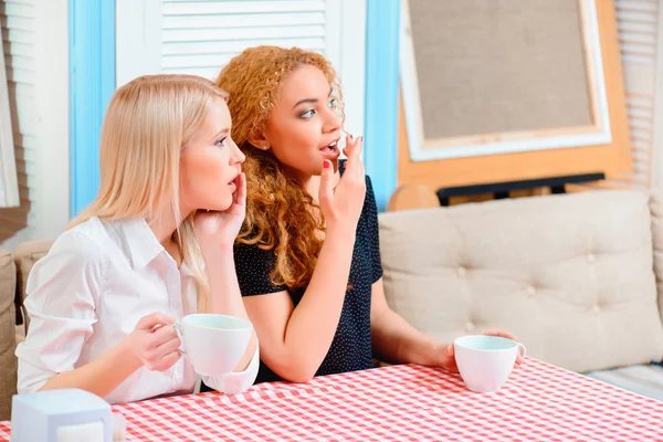 Mulheres fofocando e bebendo café — Fotografia de Stock