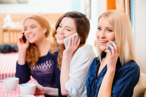 Mujeres hablando por sus teléfonos celulares — Foto de Stock