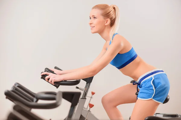 Beautiful girl in sports club — Stock Photo, Image