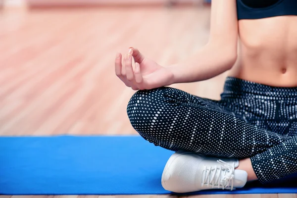 Beautiful woman in sports club — Stock Photo, Image