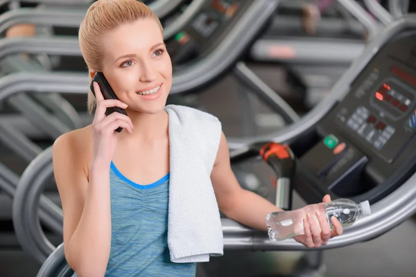 Bella ragazza nel club sportivo — Foto Stock