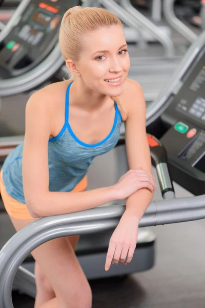 Beautiful girl in sports club — Stock Photo, Image