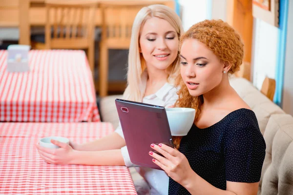 Vackra kvinnor i caféet — Stockfoto