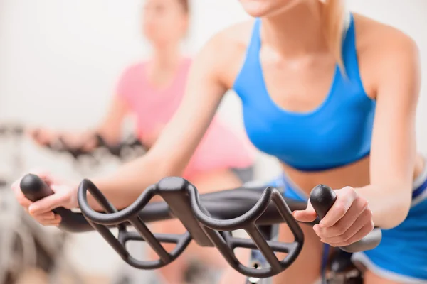 Beautiful girl in sports club — Stock Photo, Image