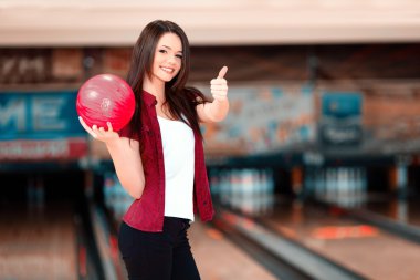 Bowling topu tutan kadın.