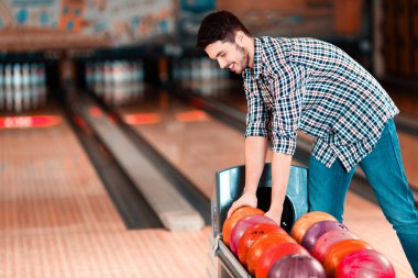 genç adam bowling topu seçme