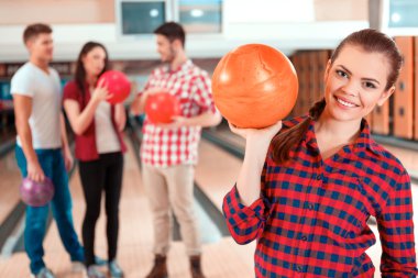 Bowling topu tutan kadın.