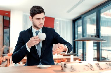 Güzel genç adam bir öğle yemeği