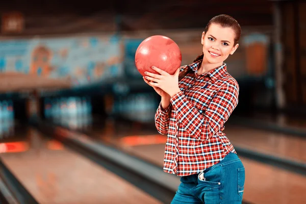 Kvinna som håller i en bowlingboll — Stockfoto