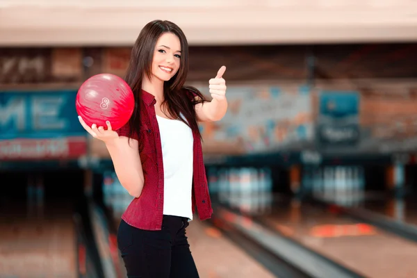 Mujer sosteniendo una bola de bolos — Foto de Stock