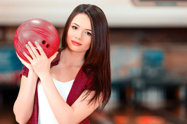 Donna che tiene una palla da bowling — Foto Stock