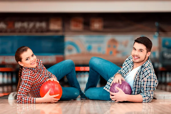 Man och kvinna liggande bowlingbanor — Stockfoto