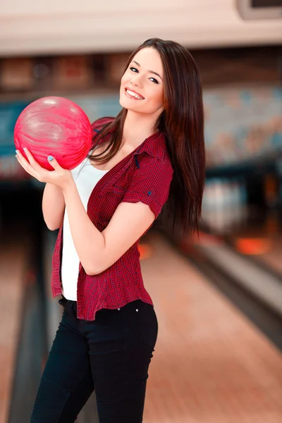 Kvinna som håller i en bowlingboll — Stockfoto